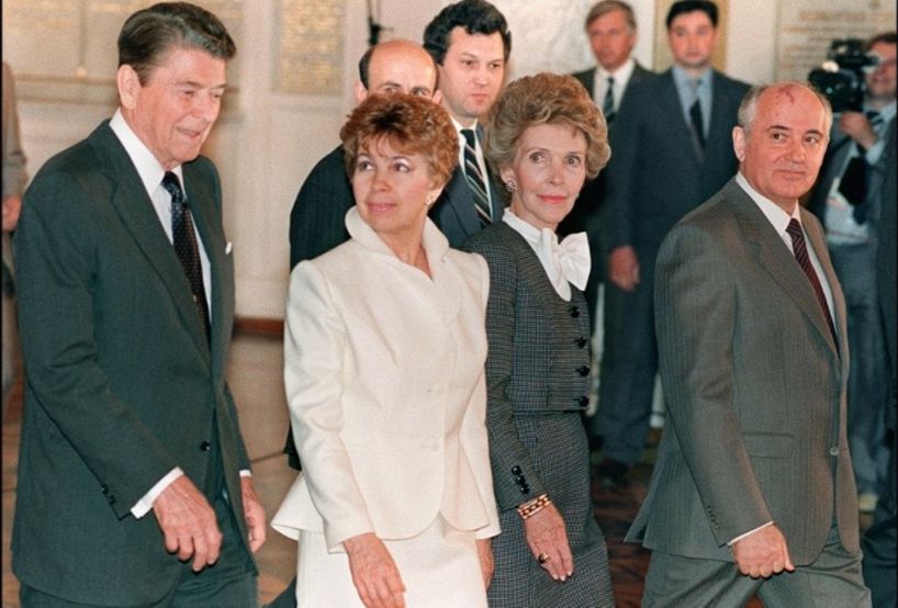 01 Reagan e Gorbachev e le mogli