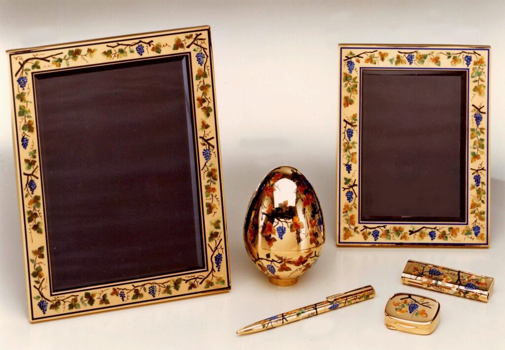Gucci silver products by Salimbeni. Two picture frames,a pen, An Egg style Faberge, Pill boxe and lighter cover.
With enamel and miniatures handmade.