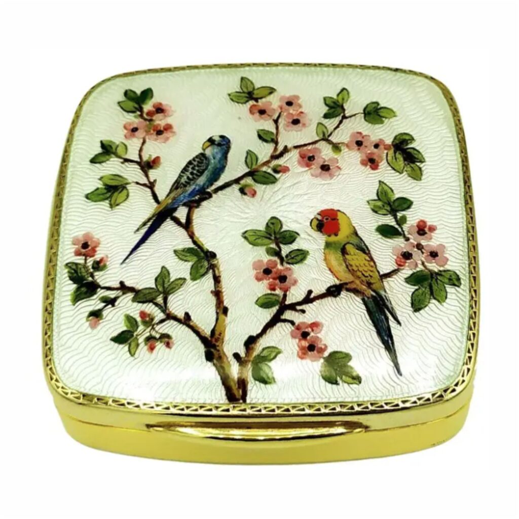 Gucci silver products by Salimbeni. Snuff box with parrots and flowers.
Not with Gucci Mark
