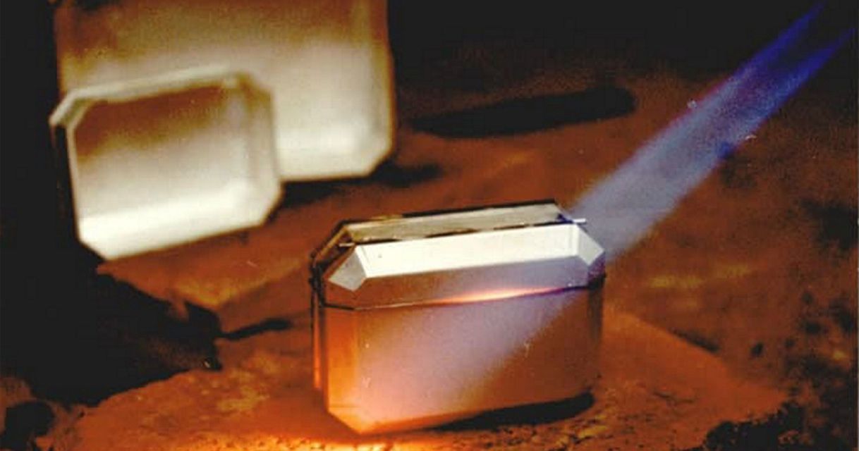 Tecnica della lavorazione dell'Argento, in particolare questa foto mostra un piccolo oggetto in argento mentre viene scaldato con la fiamma ossidrica.