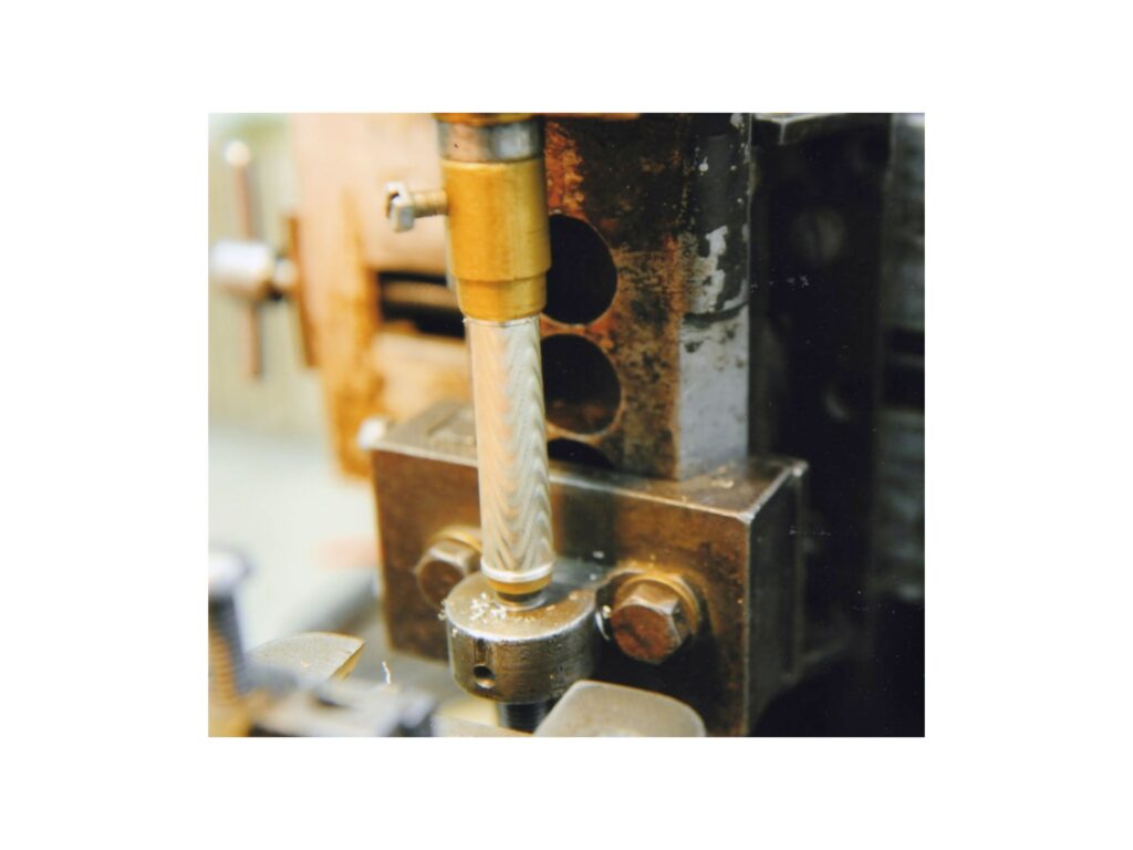 Tecnica della lavorazione dell'Argento momento di incisione a guilloche molto difficile su un pezzo di forma tubolare
