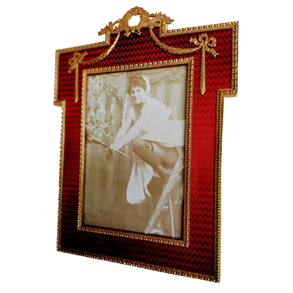 1940-6881 – Rectangular shaped photo frame in 925/1000 sterling silver gold plated with translucent fired enamel on guilloche and French Empire Napoleon III style ornaments. External measurements cm. 18 x 24 internal cm. 10 x 15, weight gr. 532. Designed by Giorgio Salimbeni in 1976 on the inspiration of objects of the time and produced in various examples of different colours, always in the headquarters of the Salimbeni company, with manual workmanship by talented artisan artists, with a high thickness plate suitable for supporting numerous cooking of high-fire enamelling at approximately 800° C.