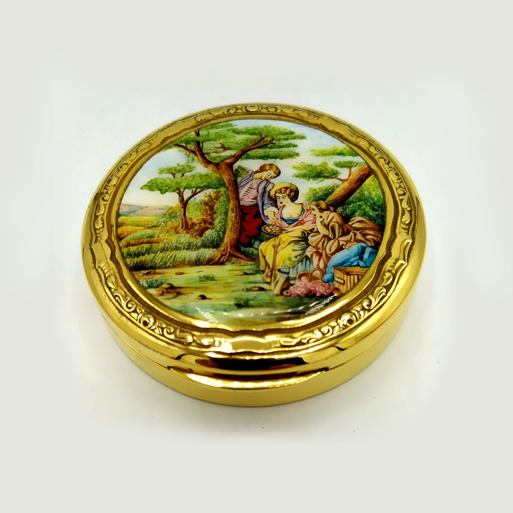 3043-0709 - Round snuffbox in 925/1000 sterling Silver gold plated with hand-painted miniature pastoral image fired enamelled. 18th century French style. Diameter cm. 8 cm high. 1.8. Weight gr. 171. Designed by Franco Salimbeni in 1968 on inspiration from previous boxes also manufactured in the Salimbeni company headquarters with manual workmanship by talented artisan artists with a thick plate suitable for supporting numerous glazing firings at high heat at around 800° C.
