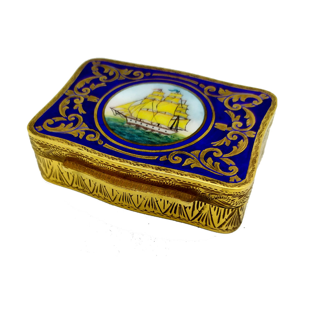 3064-0798 - Shaped snuffbox in 925/1000 sterling silver gold plated with fired enamel inserted in a fine hand engraving and with round miniature diameter cm. 3.3 hand painted always with fire enamels depicting a sailing ship. Early 19th century Viennese Baroque style. Fine hand engraving on all sides and bottom. Measurements cm. 7.5 x 7.5 x 2. Weight gr. 151. Designed by Franco Salimbeni in 1976 on inspiration of ancient original artifacts and manufactured in Florence at the Salimbeni company headquarters in several specimens, also with different colors and miniatures, with completely manual execution by artisan artists with thick slabs and large reinforcements suitable for supporting numerous high-fire enamelled firings at approximately 750 < 800° C.