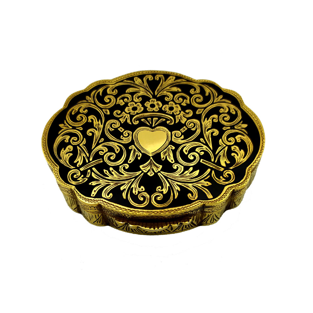 3069-0802 - Shaped table snuff box in 925/1000 sterling silver gold plated with fine fire-enamelled baroque style engraving. Very fine hand engraving on all surfaces. Dimensions cm. 6.2 x 7.8 cm high. 1.8. Weight gr. 121. Designed by Franco Salimbeni in 1972 and produced in various specimens with different colors in the headquarters of the Salimbeni Company in Florence with manual workmanship by skilled artisan artists, with thick slab and large reinforcements suitable for withstanding numerous enamelled firings at high heat about 750°