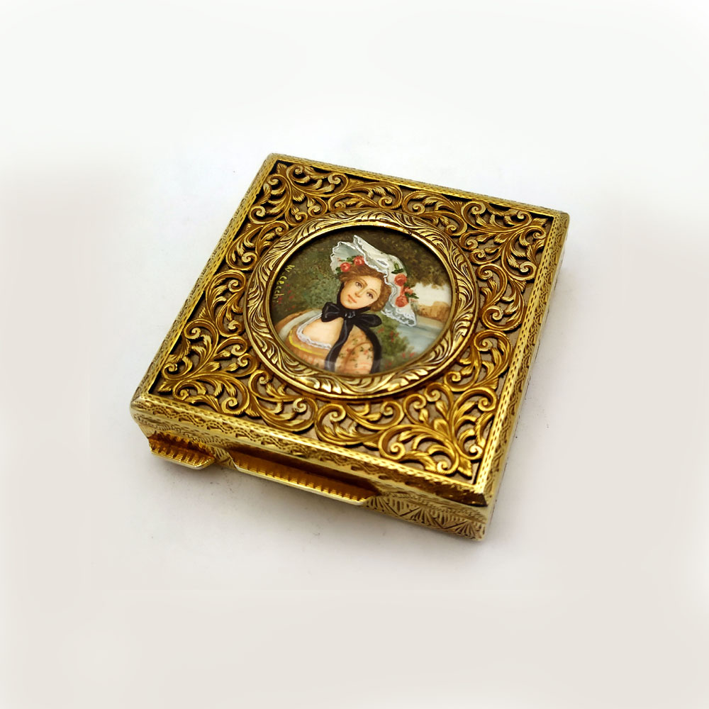3399-3124 - Squared snuff box in 925/1000 sterling silver gold plated with perforated lid, embossed and engraved by hand, with fine round miniature diameter cm. 3.8 hand painted in tempera on vegetable ivory by the painter Wilma Cecchi reproducing the "Madame au roses". In 15th century Florentine Renaissance style. Measurements cm. 7 x 7 x 2.2. Weight gr. 129. Designed by Franco Salimbeni in 1971 on the inspiration of previously made models, always produced in the Salimbeni company headquarters with manual workmanship by talented artisan artists.