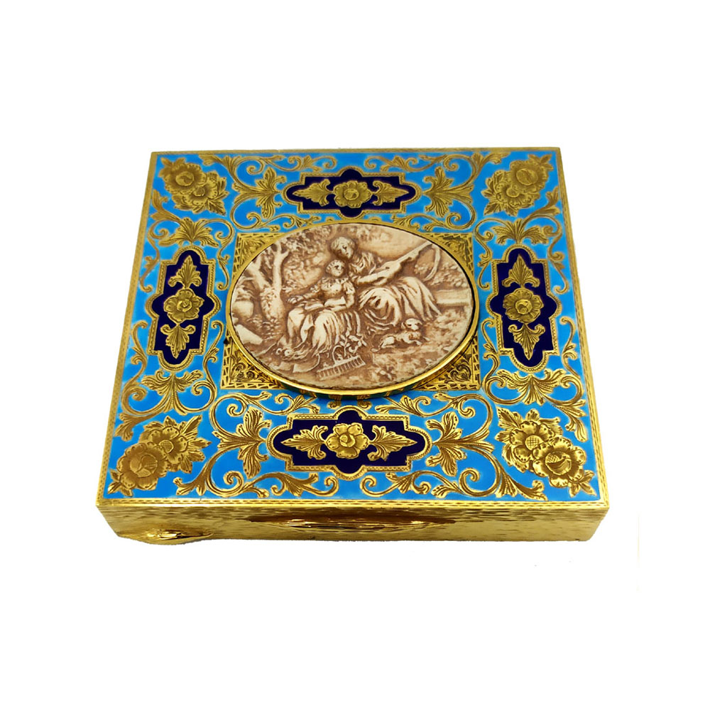 3761-4175 - Rectangular table box in sterling silver 925/1000 gold plated with very fine hand-engraving Baroque style on the lid, fire-enamelled in 2 colours. In the center an ancient oval plate cm. 4 x 4.8 hand carved depicting a pastoral scene. Measurements cm. 8.5 x 9 x 1.7. Weight gr. 184. Designed by Franco Salimbeni in 1972 and manufactured in Florence in a single copy in the headquarters of the Salimbeni company with completely manual execution by artisan artists with thick slab and large reinforcements suitable for withstanding numerous enamelled firings at high heat at about 800° C.