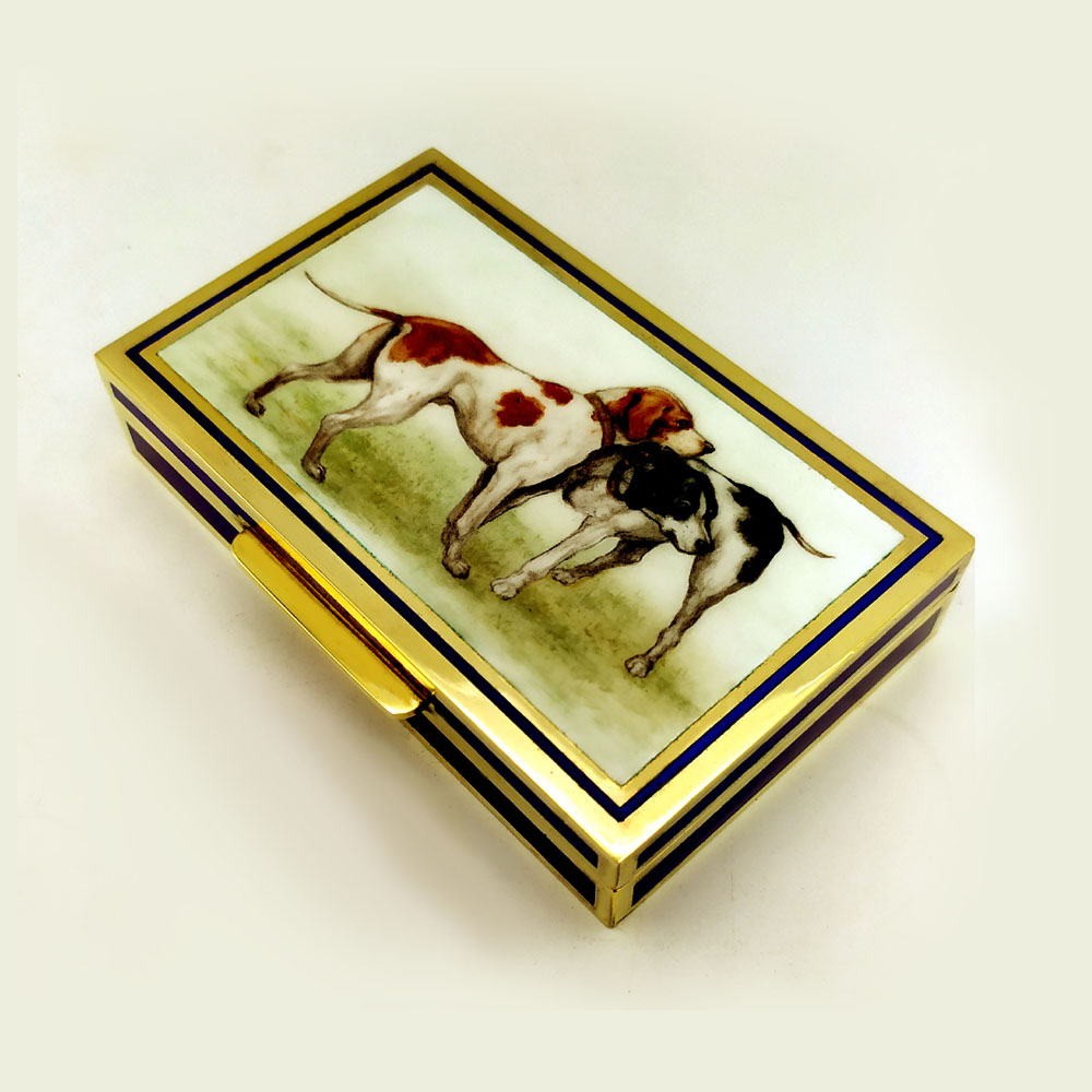 4287-4843 - Rectangular table cigarette box in 925/1000 sterling silver gold plated with translucent fired enamels on guillochè and fine miniature hand painted by the painter Renato Dainelli depicting two hunting dogs. Early 1900s English Art Nouveau style. Dimensions cm. 6 x 10 x 2. Weight gr. 251. Designed by Giorgio Salimbeni in 1980 on inspiration from previous artefacts from the early 1900s and manufactured in Florence at the Salimbeni Company headquarters in several specimens, also with different colors and similar miniatures, with completely manual execution by artisan artists with thick slab and large reinforcements suitable for supporting numerous high-fire enamelled firings at approximately 750 < 800° C.
