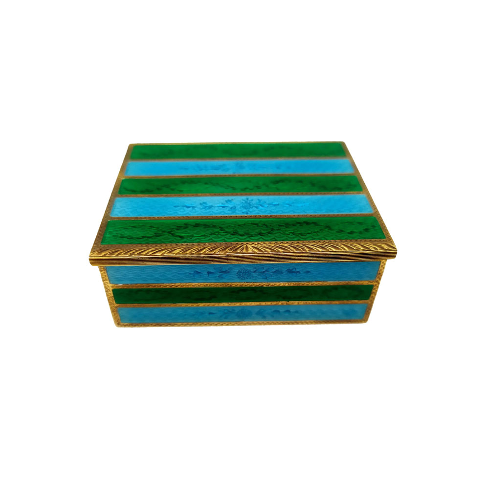 4466-5066 - Rectangular snuffbox in 925/1000 sterling silver gold plated with two-tone translucent stripes fired enamelled on guillochè and fine hand-engraved on all sides, French Empire Napoleon III style. Dimensions cm. 6 x 7.2 x 3. Designed by Franco Salimbeni in 1983 and produced in the Salimbeni company headquarters with manual processing by skilled artisan artists with a thick plate suitable for withstanding numerous enamelled firings at high heat at around 800° C.