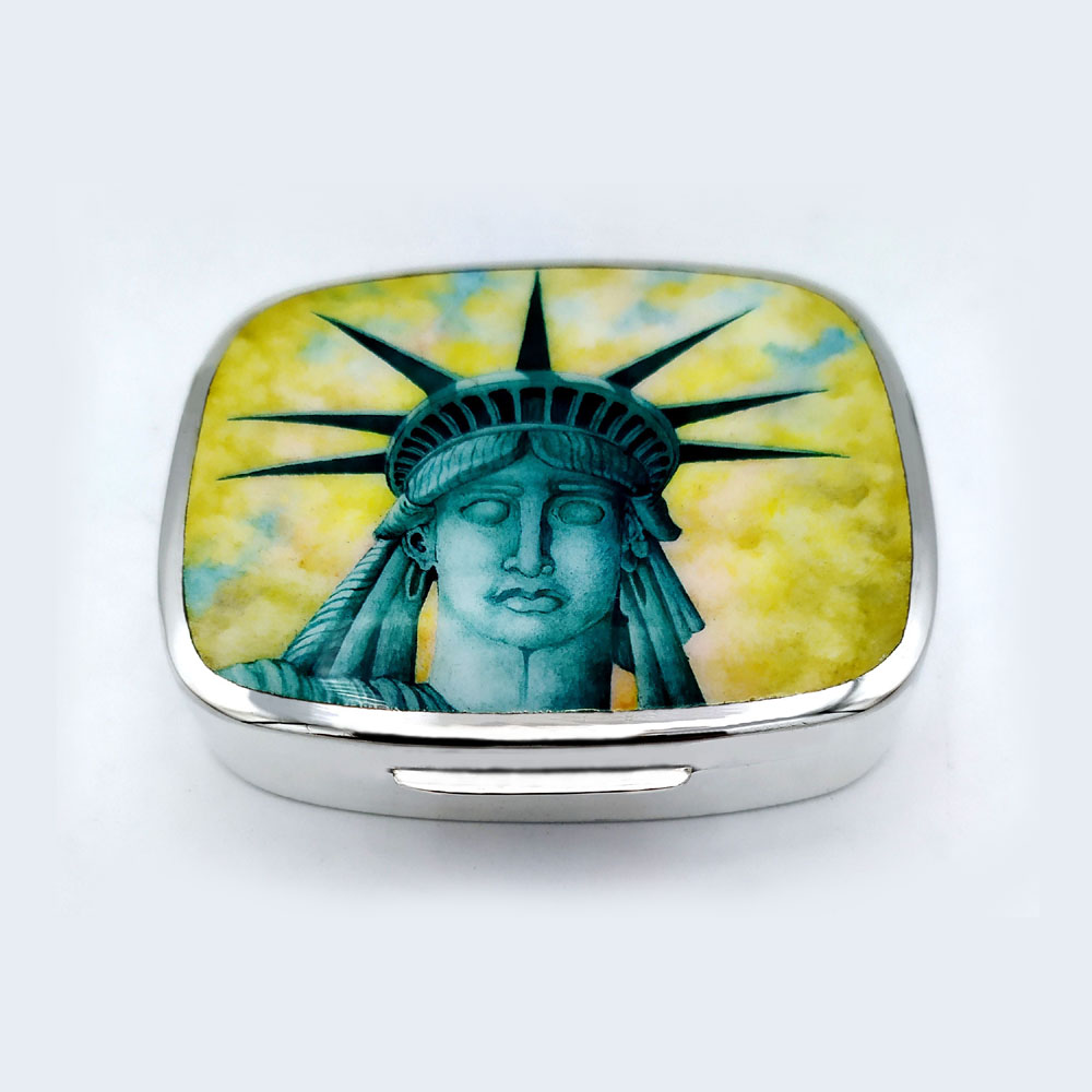 4620-5282 - Rounded rectangular snuffbox in 925/1000 sterling silver with fine hand-painted fire-enamelled miniature depicting the Head of the Statue of Liberty in New York. Dimensions cm. 5.5 x 7 x 1.8. Weight gr. 105. Designed by Giorgio Salimbeni in 1975 in Art Deco style and executed in numerous specimens, at the specific request of the firm Tiffany & Co., in Florence in the headquarters of the Salimbeni firm with completely manual execution by artisan artists with thick slab and large reinforcements suitable for sustaining numerous high-fire enamelled firings at approximately 750 < 800° C.