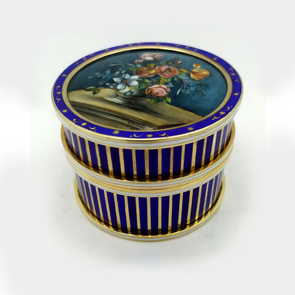 4756-5462 - Round table box in 925/1000 sterlin silver gold plated with fired enamels, with “paillons” in pure gold on the upper circle, fine fired enamelled miniature with hand-painted floral image by the painter Bruno Corsari, striped enamelled border vertical. Napoleon III French Empire style. Dimensions: diameter cm. 7.5 cm high. 5.5. Weight gr. 367. Designed by Franco Salimbeni in 1967 and produced in Florence in a few specimens, with different colors and miniatures, in the Salimbeni company headquarters with manual workmanship by skilled artisan artists with thick slab and large reinforcements suitable for withstanding numerous high-fire enamelled firings at about 750°