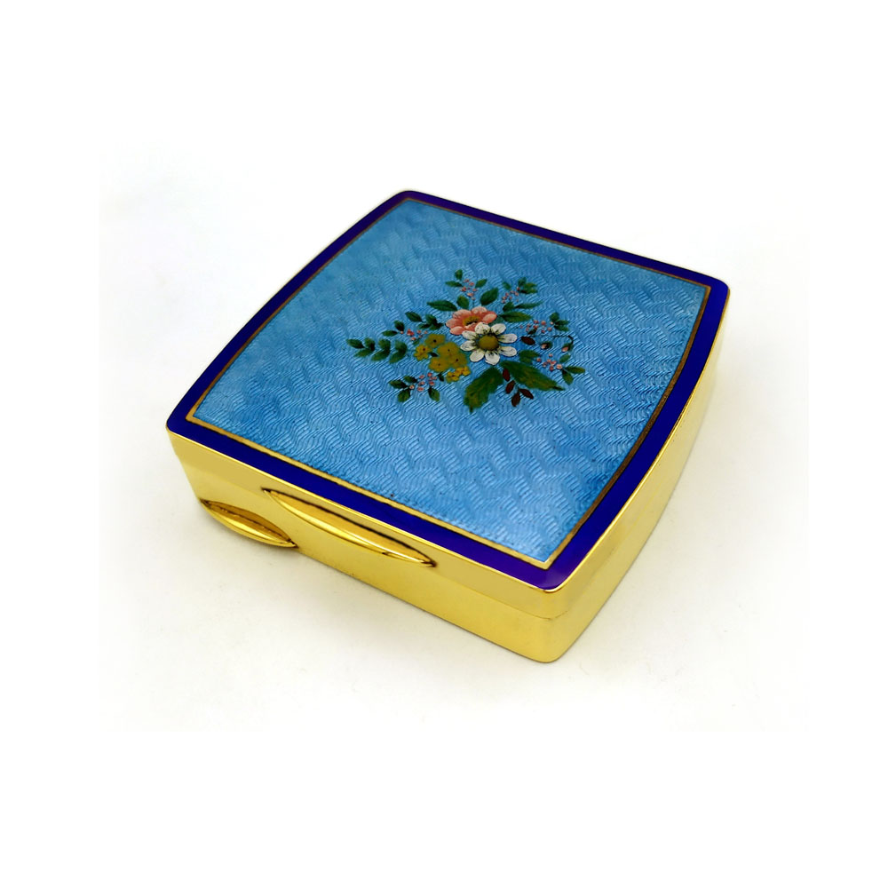 4920-5649 - Squared snuff box with two slightly domed sides in 925/1000 sterling silver gold plated with translucent fired enamel on guillochè and hand-painted miniature of flower bouquet, late 19th-century Viennese Art Nouveau style, with "lost" hinge, i.e., semi-invisible. Measure cm. 7.5 x 7.7 x 2. Weight 205 g. Designed by Franco Salimbeni in 1977 and produced at the Salimbeni factory by hand by skilled craftsmen with a thick plate and large reinforcements suitable for sustaining numerous enameling firings at great heat at about 800° C.
