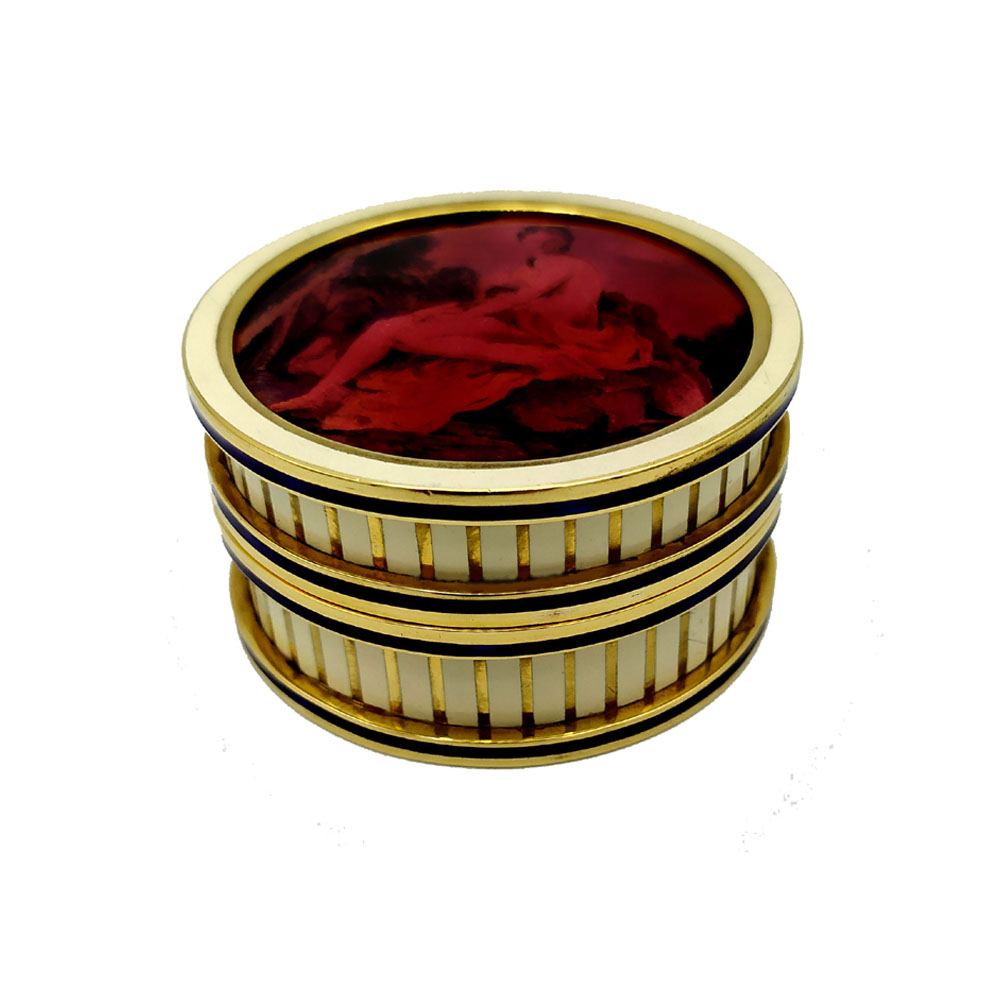 5113-5860 - Round snuff box in 925/1000 sterling silver gold plated with fired enamel on the enameled edge with vertical stripes and fine monochrome miniature hand painted by the painter Renato Dainelli. Diameter cm. 6.2 cm high. 3.4. Weight gr. 222. Designed by Franco Salimbeni in 1967 and produced in Florence in the Salimbeni company headquarters with manual workmanship by skilled artisan artists with thick slab and large reinforcements suitable for withstanding numerous high-fire enamelled firings at approximately 750 < 800° C.