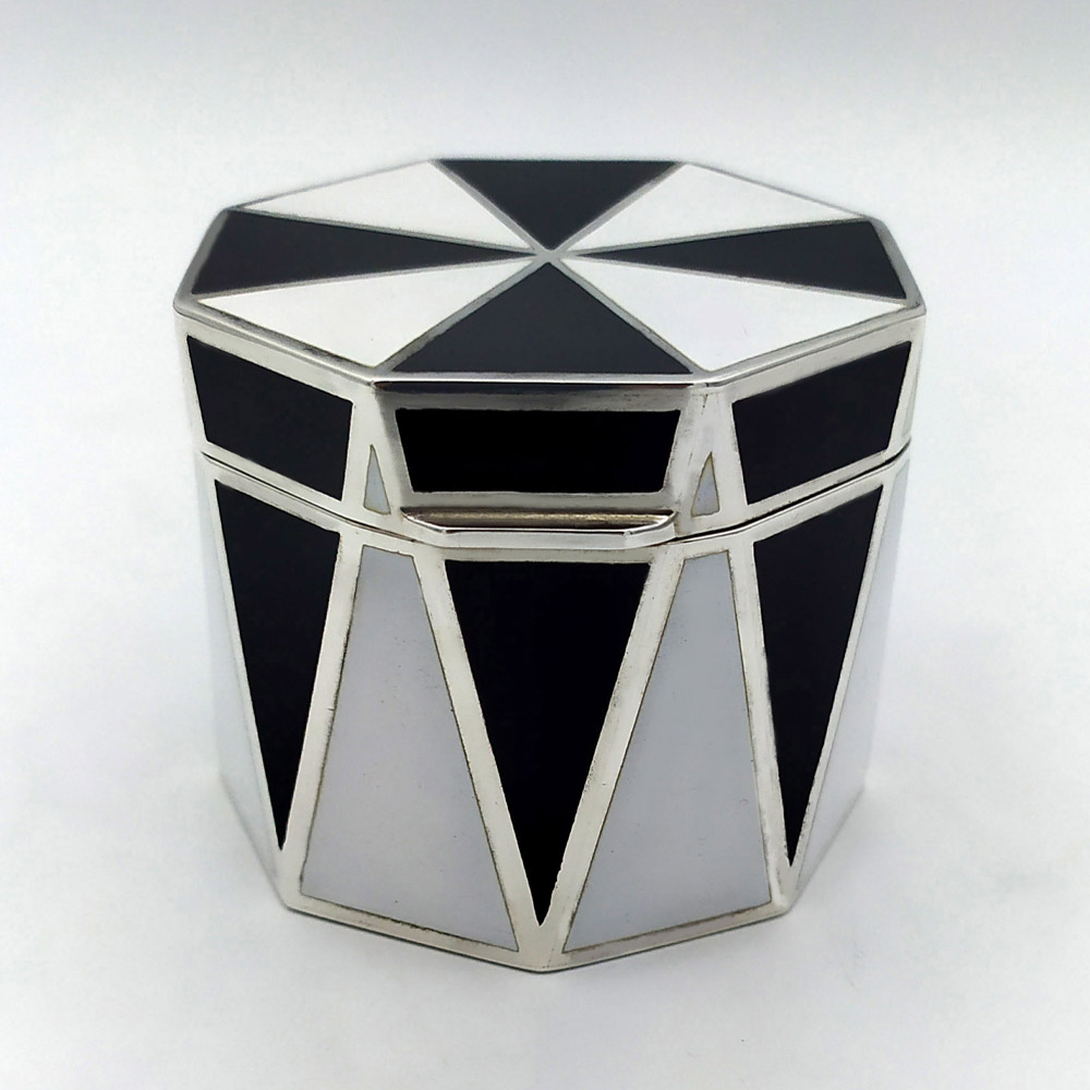 5190-5953 - Octagonal wedge box in 925/1000 sterling silver with black and white colors fire enameled in Art Deco style. Measures 7.8 x 7.8 x 6 cm. Weight gr. 281. Designed by Giorgio Salimbeni in 1978 and produced in the Salimbeni factory with handwork by skilled artisan artists with high thickness plate and large reinforcements suitable for sustaining numerous enameling firings at great heat at about 800° C. –