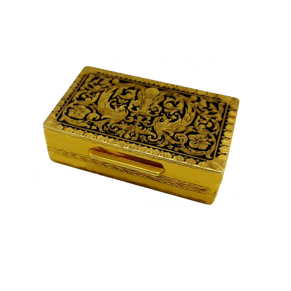 5216-5984 - Rectangular snuffbox in 925/1000 sterling silver gold plated with fine hand-engraving Baroque style on the lid, with fired enamel black type “niello”. Measurements cm. 4,3 x 7 x 2. Weight gr. 120. Designed by Franco Salimbeni in 1971 and manufactured in Florence in various specimens also with different colors, in the headquarters of the Salimbeni company with completely manual execution by artisan artists with thick slab and large reinforcements suitable for withstanding numerous high-fire enamelled firings at about 800° C.