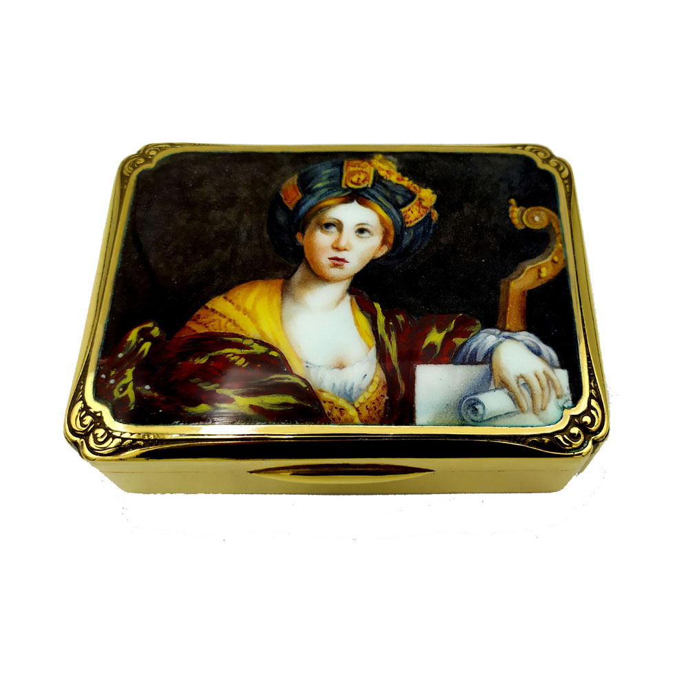 5401-6190 - Rectangular box with inward corners in sterling silver 925/1000 gold plated with beautiful miniature fire enameled and hand painted by the painter Beatrice Mellana depicting the painting "The Turkish slave" by Francesco Mazzola known as "il Parmigianino" (National Gallery of Parma). Dimensions cm. 8.5 x 11.5 x 3. Weight gr. 345. Designed by Franco Salimbeni in 1965 and manufactured in Florence in numerous specimens with various different subjects, in the headquarters of the Salimbeni company with completely manual execution by artisan artists with thick slab and large reinforcements suitable for withstanding numerous high-fire enameled firings at about 800° C.