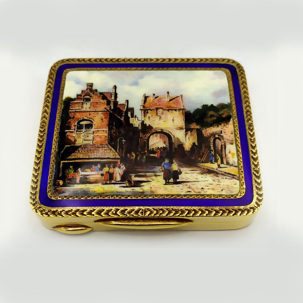 5508-6336 - Snuffbox Rectangular for table with rounded corners in sterling silver 925/1000 gold plated with very fine fire-enamelled miniature hand-painted by the painter Renato Dainelli reproducing the painting of a Roman glimpse of the late 1800s by Franz Richard Unterberger. Dimensions cm. 7.8 x 8.8 x 1.4. Weight gr. 251. Designed by Franco Salimbeni in 1990 and manufactured in Florence in several specimens with different subjects in the headquarters of the Salimbeni company with completely manual execution by artisan artists with thick slab and large reinforcements suitable for withstanding numerous enamelled firings at high heat at approx. 750° < 800° C.