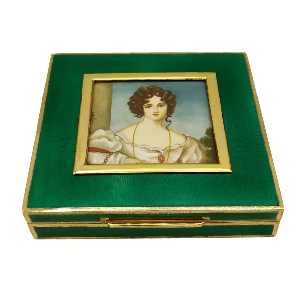 5587-6423 - Square box in 925/1000 sterling silver gold plated with translucent fired enamel on guillochè also on the sides. In the center, a beautiful hand painted tempera miniature on a vegetable ivory plate depicting the portrait of a 19th century lady, signed by the painter Anna Maria Manfriani. Dimensions cm. 12 x 12 x 2.5. Weight gr. 618. Designed by Franco Salimbeni in 1976 and manufactured in Florence in some specimens with various subjects and different colors, in the headquarters of the Salimbeni Company with completely manual execution by artisan artists with thick slab and large reinforcements suitable for withstanding numerous enamelled firings at about 800° C.