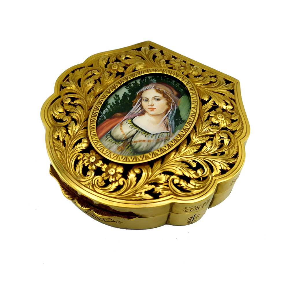5711-6568 - Shaped snuffbox in 925/1000 sterling silver gold plated with perforated, embossed and hand-engraved lid, with fine oval miniature cm. 3.2 x 4.5 hand painted in tempera on vegetable ivory by the painter Anna Maria Manfriani reproducing a detail of Botticelli's “Primavera”. In the Florentine Renaissance style of the 15th century. Measurements cm. 8 x 8.5 x 2.2. Weight gr. 182. Designed by Franco Salimbeni in 1971 on the inspiration of previously made models, always produced in the Salimbeni company headquarters with manual workmanship by skilled artisan artists.