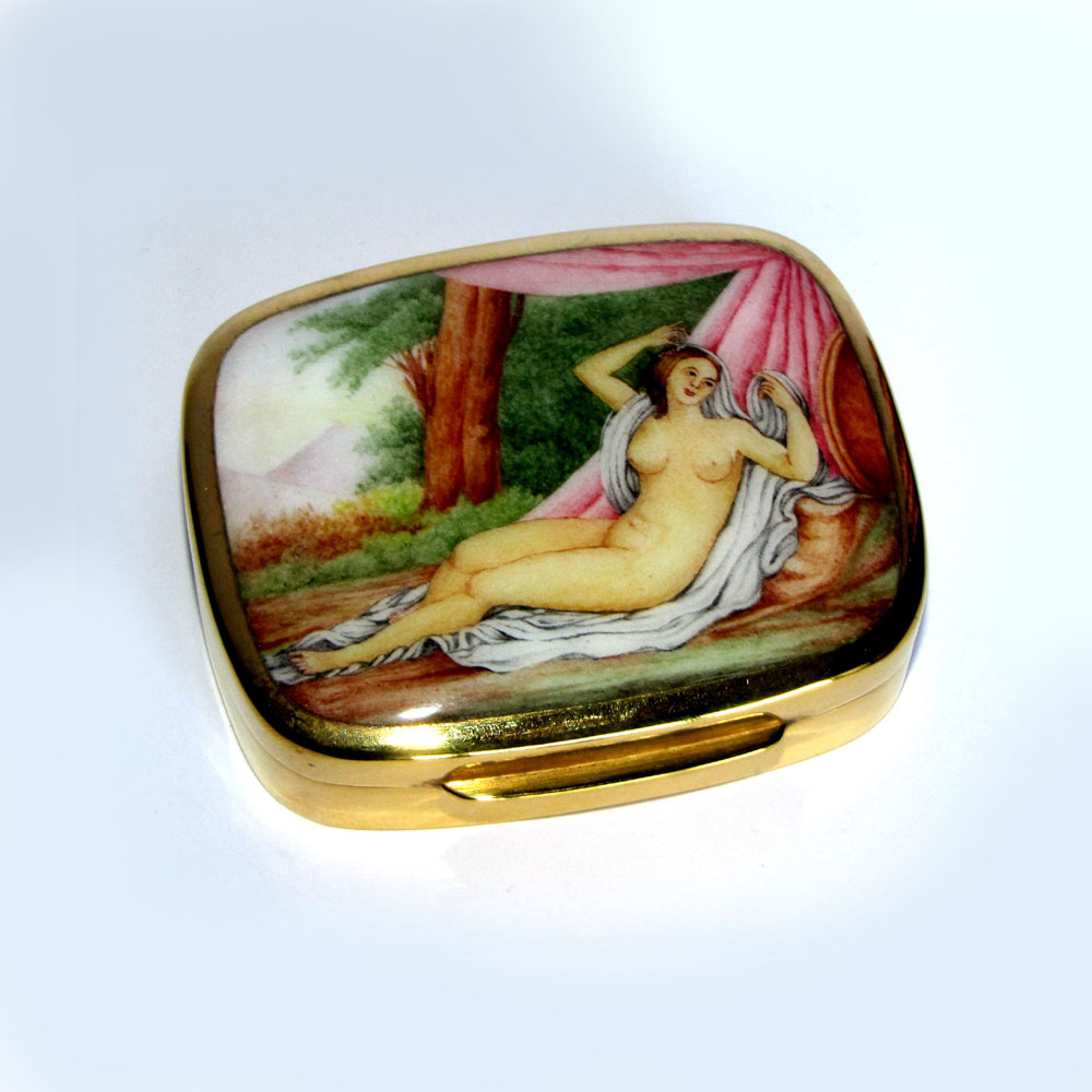 5857-6749 - Rounded rectangular snuffbox in 925/1000 sterling silver gold plated with hand-painted fire-enamelled miniature on the lid. Early 1900s English Art Nouveau style. Measurements cm. 5.7 x 7.2 x 2. Weight gr. 142. Designed by Giorgio Salimbeni in 1967 and manufactured in Florence in numerous specimens but with different subjects, in the headquarters of the Salimbeni company with completely manual execution by artisan artists with thick slab and large reinforcements suitable for withstanding numerous enamelled firings at high heat at about 800° C.