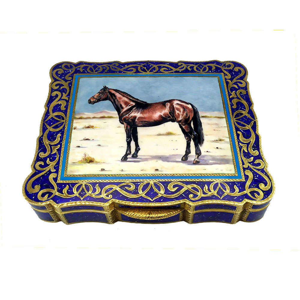 5883-6787 - Shaped rectangular table box in 925/1000 sterling silver gold plated with fine hand-etched fire-enameled engraving painted like lapis lazuli stone and beautiful miniature hand-enameled and hand-painted by the painter Renato Dainelli depicting a magnificent Arabian horse. Dimensions cm. 16.3 x 19.8 x 3.8. Weight gr. 1490. Designed by Giorgio Salimbeni in 1974 and manufactured in Florence in numerous specimens always with subjects of different miniatures, in the headquarters of the Salimbeni Company with completely manual execution by skilled artisan artists with thick slab and large reinforcements suitable for withstanding numerous enamelled firings over a high heat at about 750° < 800° C.