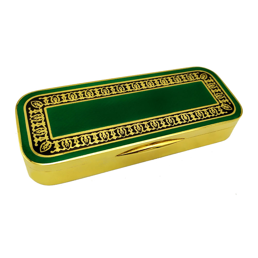 5953-6883 - Rectangular box with rounded corners in 925/1000 sterling silver gold plated with translucent fired enamel on guillochè with hand-engraved and enamelled Arab-style ornament. Dimensions cm. 7 x 17 x 2.5. Weight gr. 440. Designed by Giorgio Salimbeni in 1991 and manufactured in Florence in some specimens with different colors, in the headquarters of the Salimbeni company with completely manual execution by artisan artists with thick slab and large reinforcements suitable for withstanding numerous enamelled firings at about 800° C.