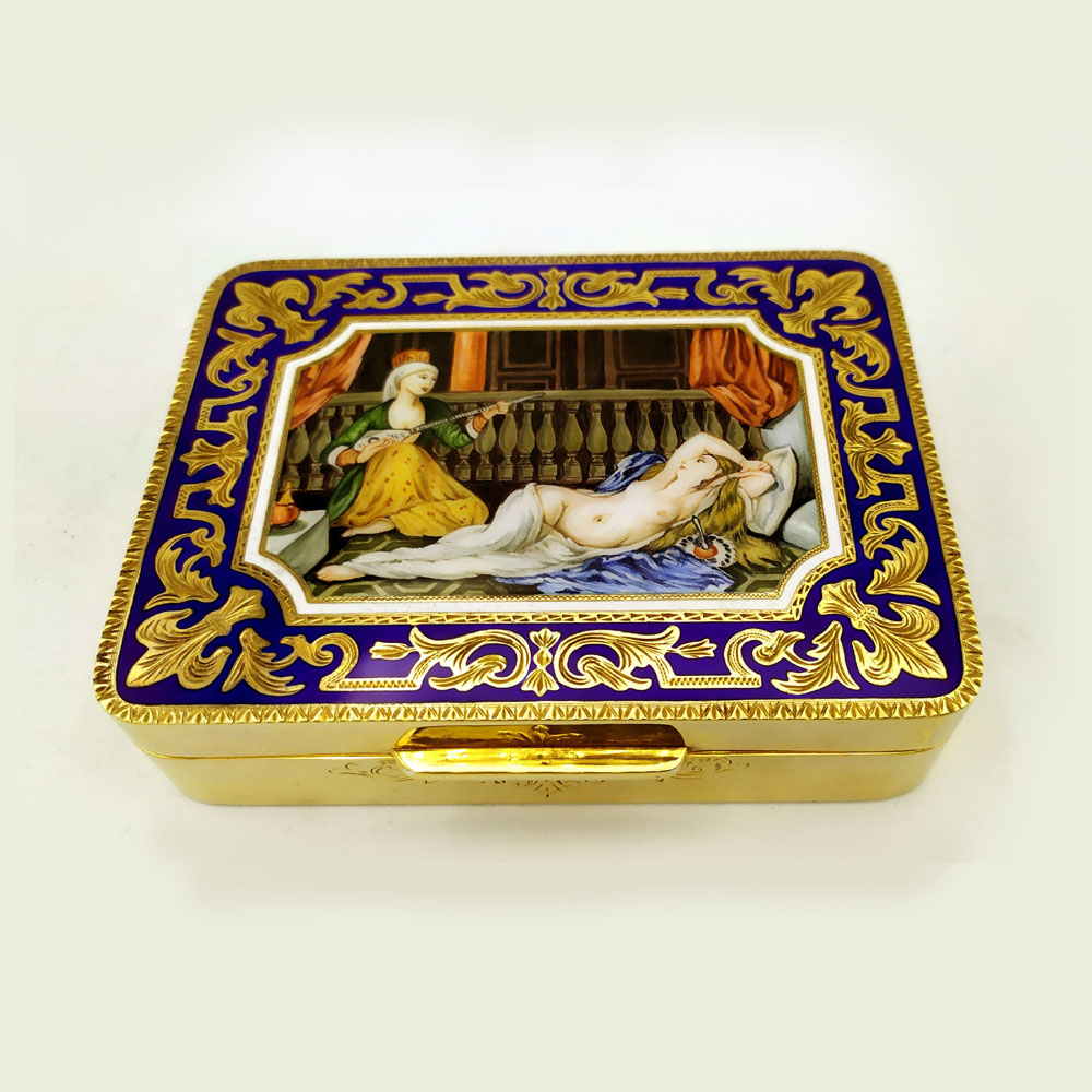 6232-7223 - Rectangular table box with rounded corners in sterling silver 925/1000 gold plated with a beautiful hand-engraved and fire-enamelled frame and in the center a beautiful hand painted miniature by the painter Beatrice Mellana reproducing the painting by Jean Auguste Dominique Ingres "Odalisque with slave". Dimensions cm. 9.5 x 12.3 x 3.3. Weight gr. 671. Designed by Giorgio Salimbeni in 1979 and manufactured in Florence in numerous specimens with various subjects and different colors, in the headquarters of the Salimbeni Company with completely manual execution by artisan artists with thick slab and large reinforcements suitable for withstanding numerous enamelled firings at about 800° C.