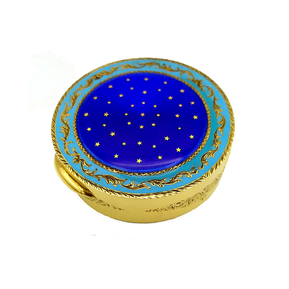 6241-7240 - Round table snuffbox in 925/1000 sterling silver gold plated with translucent blue fired enamel on guillochè and with the insertion of pure gold “paillons” in the shape of stars to create a starry sky effect. With turquoise enamel circle with hand-engraved motif. Late 1600s Baroque style. Diameter cm. 7.7 cm high. 2.3. Weight gr. 226. Designed by Franco Salimbeni in 1967 and produced in Florence in several specimens in the Salimbeni company headquarters with manual workmanship by skilled artisan artists with thick slab and large reinforcements suitable for withstanding numerous enamelled firings at high heat at about 800° C -