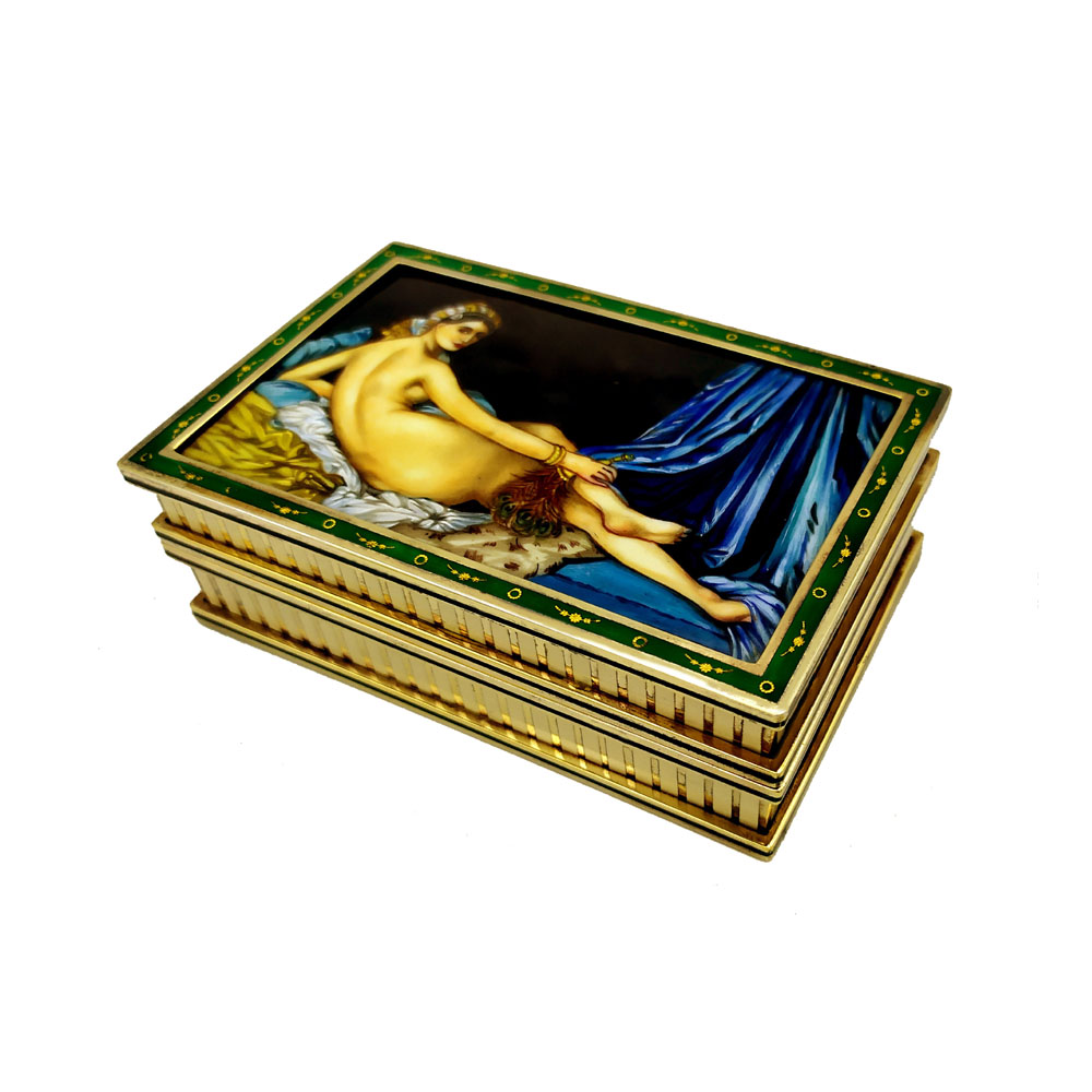 6265-7264 - table box in sterling silver 925/1000 gold plated with edges with fire - enamelled stripes and upper frame with insertion of paillons in pure gold and beautRectangular iful fire-enamelled miniature painted by the painter Beatrice Mellana reproducing the painting by Jean Auguste Dominique Ingres , “The great Odalisque”. Dimensions cm. 7.8 x 11.8 x 3.8. Weight gr. 628. Designed by Franco Salimbeni in 1968 and produced in Florence in the Salimbeni company headquarters with manual workmanship by skilled artisan artists with thick slab and large reinforcements suitable for withstanding numerous high-fire enamelled firings at approximately 750 < 800° C.
