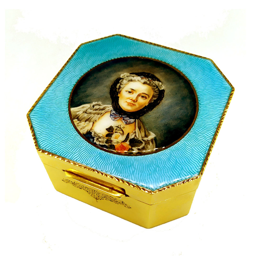 6272-7275 - Octagonal table box in 925/1000 sterling silver gold plated with translucent fired enamel on guillochè and beautiful hand-painted enamelled miniature by the painter Beatrice Mellana reproducing the portrait of Madame Drouais painted by her husband Francois Hubert in 1785 and conserved in the Louvre Museum. Fine hand-engravings on the sides. French Empire style. Measure cm. 8x8x3.7. Weight gr. 285. Designed by Franco Salimbeni in 1989 and manufactured in Florence in the headquarters of the Salimbeni company with completely manual execution by artisan artists with thick slab and large reinforcements suitable for withstanding numerous eamelled firings at high heat at about 800° C.