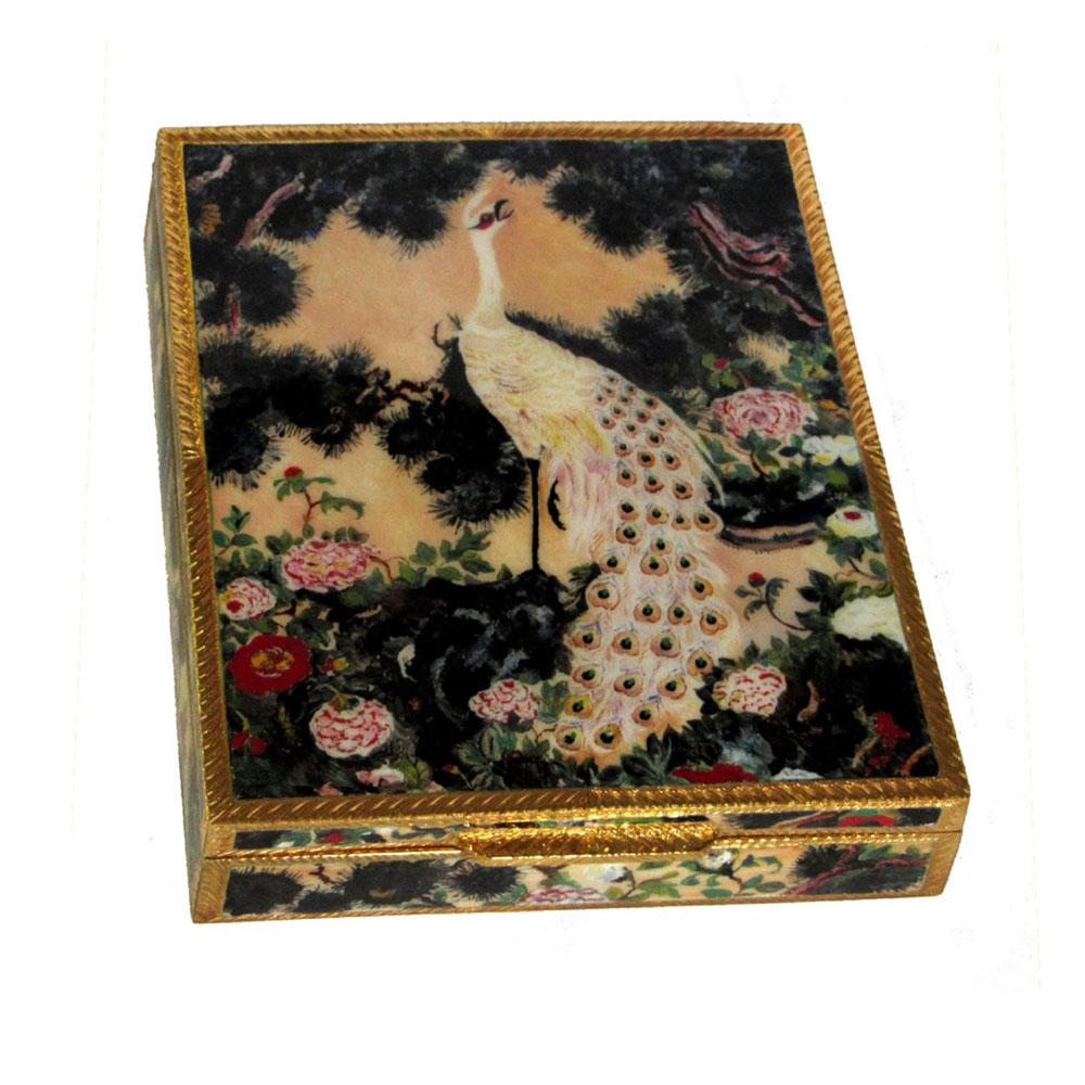 6530-7563 – Rectangular table box in 925/1000 sterling silver gold plated with beautiful fire enameled miniature on lid and sides hand painted by painter Renato Dainelli inspired by a circa 1920 art deco style Japanese painting, with hand engravings. With "lost" hinge, that is semi-invisible. Measures cm. 12.8 x 14.8 x 3 Weight gr. 598. Executed in Florence in 2016 at the headquarters of the Salimbeni company with manual workmanship of skilled craftsmen artists with high thickness plate and large reinforcements suitable to support numerous firings of enameling at great fire at about 800 ° C.
